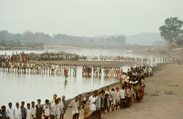1999年，印度乡民为反对政府在讷尔默达河上兴修水坝而举行声势浩大的“河谷集会”